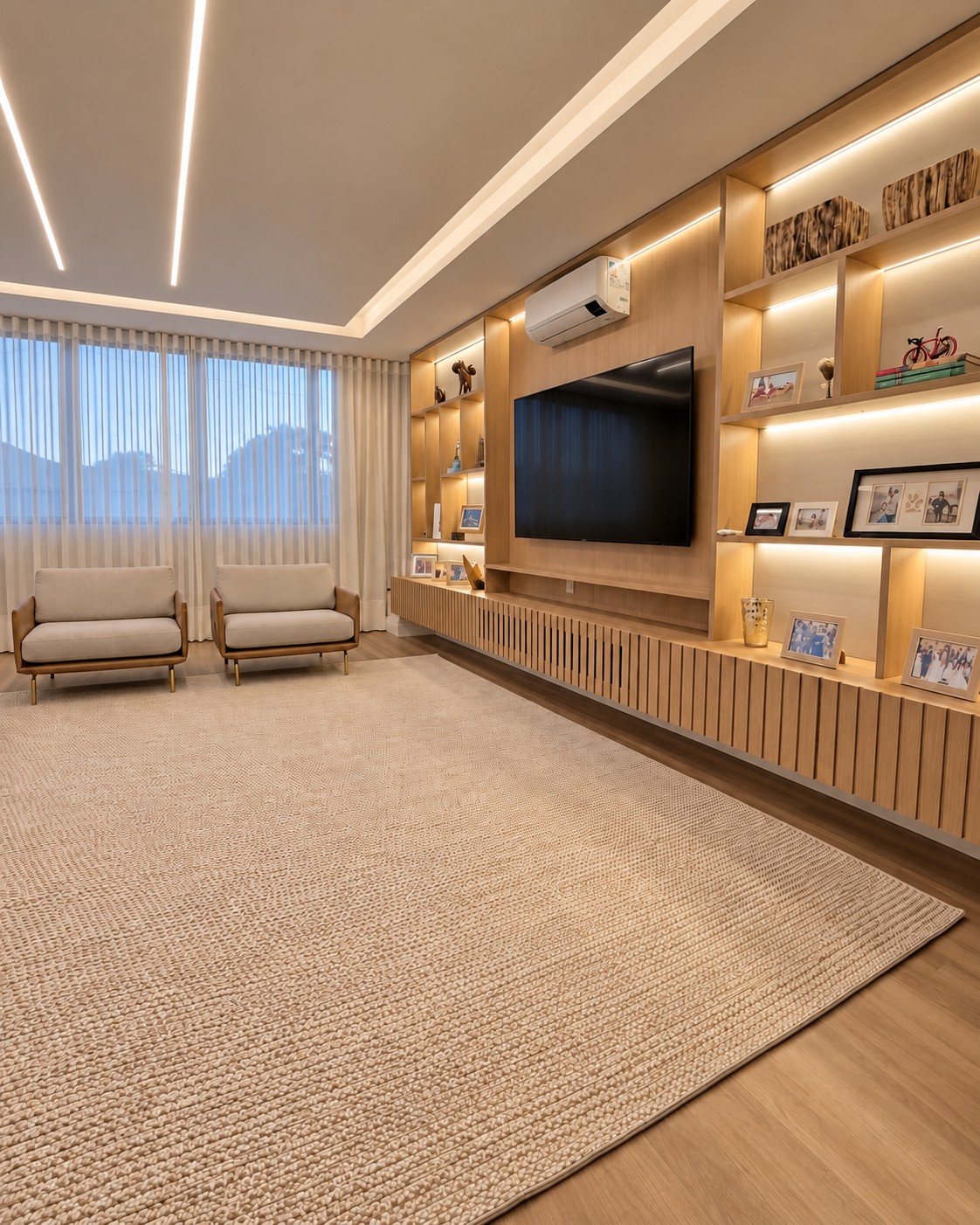 Sala apresentada pela K-ZA com cortinas claras, tapete e iluminação acolhedora