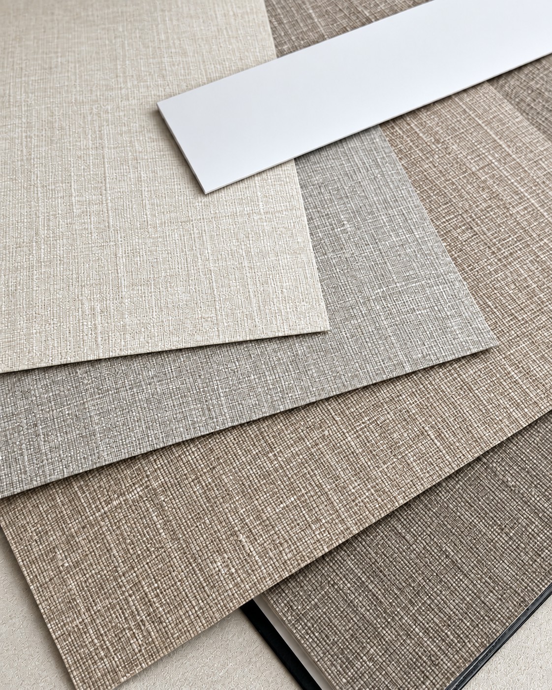 Papel de parede com textura de linho divulgado pela K-ZA